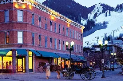 Horse-drawn carriage and sleigh rides