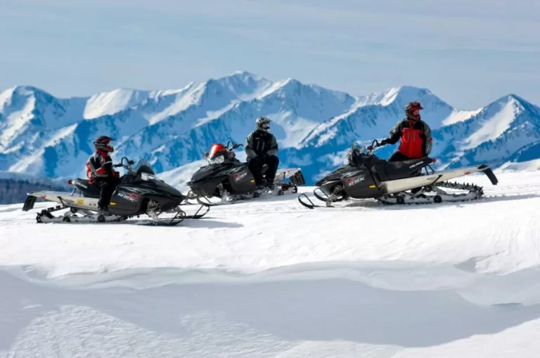 Nova Guides Snowmobile Tours